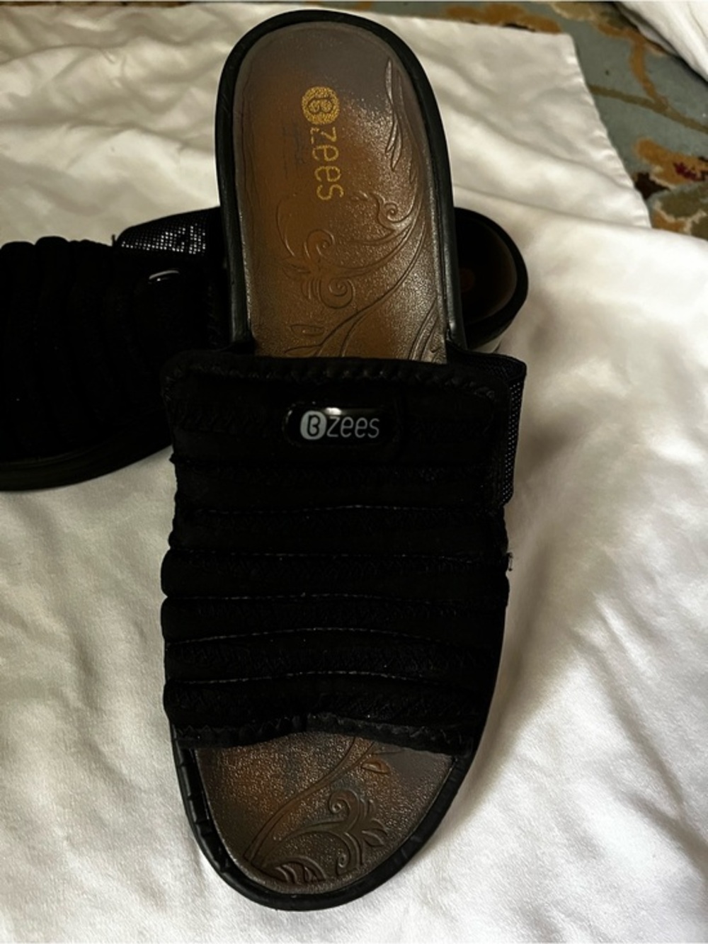 BZEES~BLACK~SANDAL~SILVER DETAIL~SIZE 11